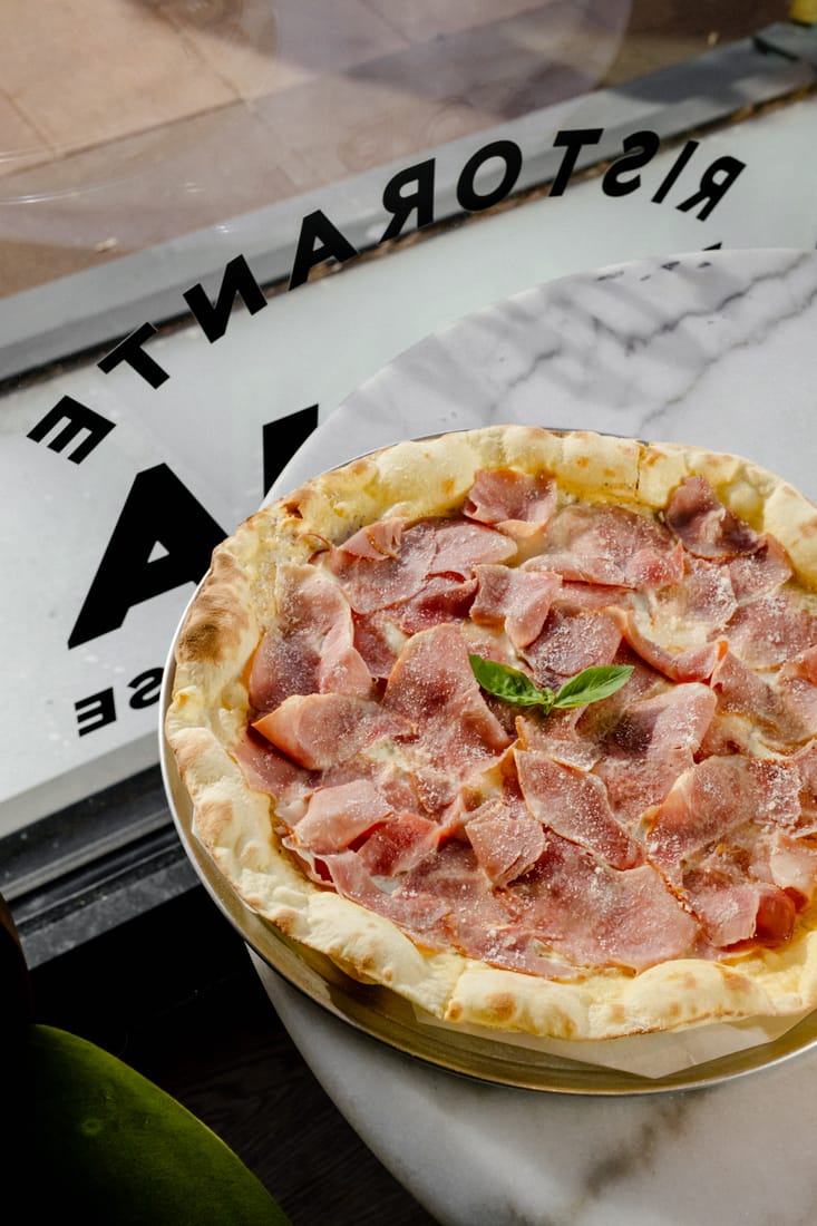 Pizza Prosciutto com Crema di Tartufo